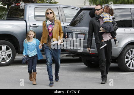 Heidi Klum faire les courses sur les aliments entiers avec son copain et deux filles comprend : Heidi Klum,Martin Kirsten,Helene Boshoven Samuel,Leni Samuel Où : Los Angeles California USA Quand : 30 déc 2012 Banque D'Images