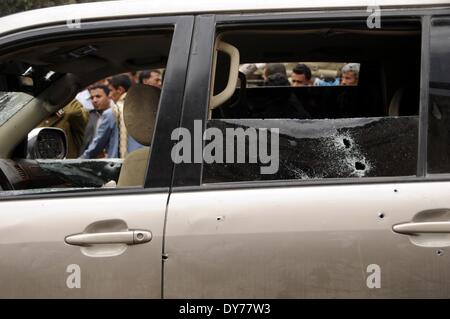 Sanaa, Yémen. 8Th apr 2014. Trous de balle sont vus sur la fenêtre d'Ismail al-Wazir's location à Sanaa, Yémen, le 8 avril 2014. Homme politique chiite Ismail al-Wazir a été attaqué mardi par des inconnus et a survécu à l'assassinat, avec trois de ses gardes du corps tués. Credit : Mohammed Mohammed/Xinhua/Alamy Live News Banque D'Images
