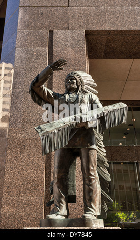 Statue de Sitting Eagle par le sculpteur Don Begg, Encor Place office tower à 7th Avenue SW au centre-ville de Calgary, Alberta, Canada Banque D'Images