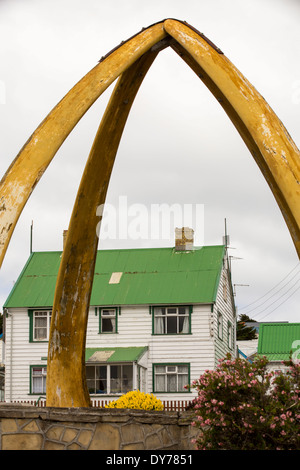 Un passage de l'os de baleine fait à partir de la mâchoire inférieure des os de baleines bleues à Port Stanley dans les îles Falkland. Banque D'Images