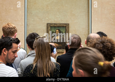 Des foules de touristes qui visitent la célèbre peinture de Mona Lisa dans le musée du Louvre Paris, France, Europe Banque D'Images