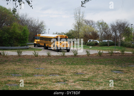 Les autobus scolaires jaunes laisser un bus barn pour l'après midi visite de l'école à l'accueil des arrêts de bus. Banque D'Images