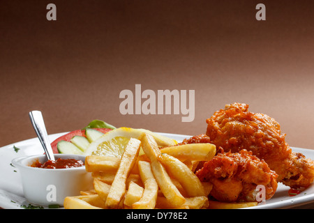 Cuisses de poulet pané épicé avec des pommes de terre Banque D'Images