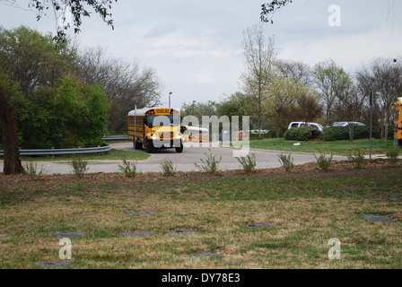 Les autobus scolaires jaunes laisser un bus barn pour l'après midi visite de l'école à l'accueil des arrêts de bus. Banque D'Images