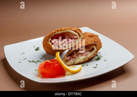 Crêpes roulées au jambon et fromage farci Banque D'Images