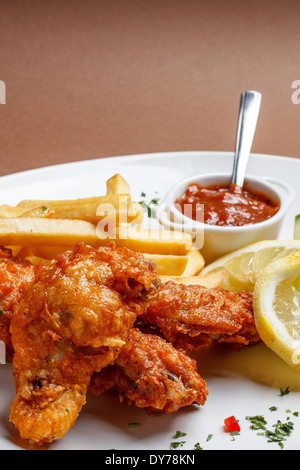 Cuisses de poulet pané épicé avec des pommes de terre Banque D'Images