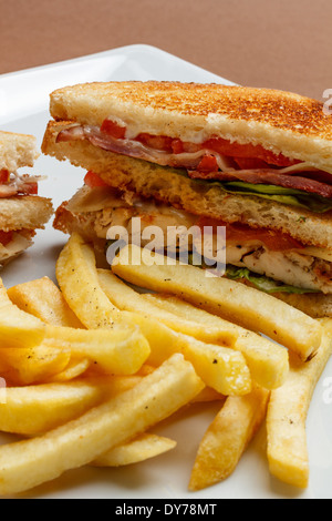 Des club sandwiches avec frites Banque D'Images