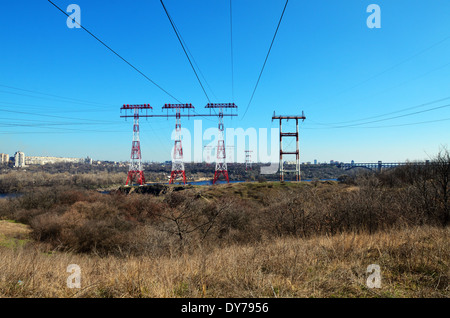 Des lignes électriques de centrale hydroélectrique du Dniepr, la plus grande centrale hydroélectrique sur la rivière Dnieper, Soest, Ukraiaine Banque D'Images