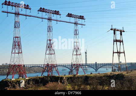 Des lignes électriques de centrale hydroélectrique du Dniepr, la plus grande centrale hydroélectrique sur la rivière Dnieper, Soest, Ukraiaine Banque D'Images