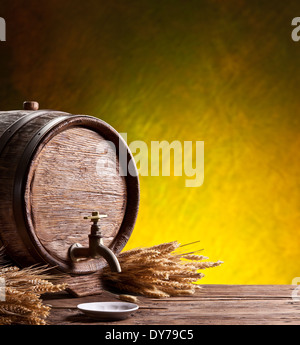 Vieux fûts de chêne sur une table en bois. Derrière floue fond sombre. Banque D'Images