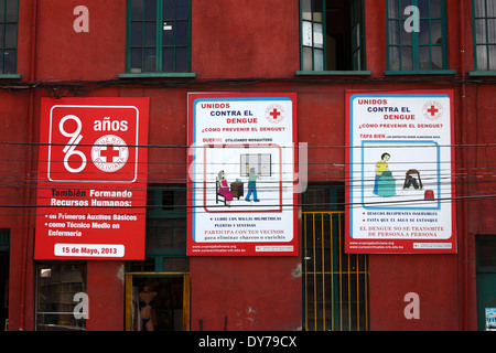 Des affiches sur le côté du bâtiment de la Croix-Rouge pour conseiller les gens comment prévenir les poussées de fièvre de dengue, La Paz, Bolivie Banque D'Images
