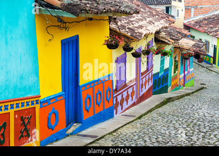 Rue de couleur vive dans la ville de Guatape à Antioquia, Colombie Banque D'Images