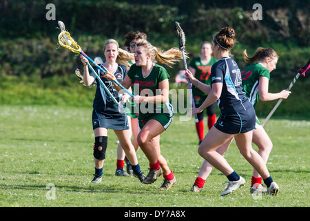 L'équipe féminine de l'université d'Aberystwyth (en vert) à jouer à la crosse contre l'Université de Plymouth, au Pays de Galles UK Banque D'Images