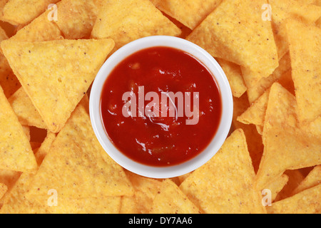 Collection de nachos mexicain servi avec une sauce salsa Banque D'Images