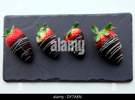 Les fraises enveloppé dans le chocolat que servi à l'hôtel Conrad Dublin Banque D'Images