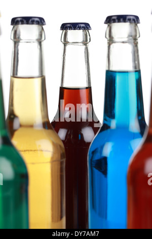 Bouteilles colorées avec soda isolé sur fond blanc Banque D'Images