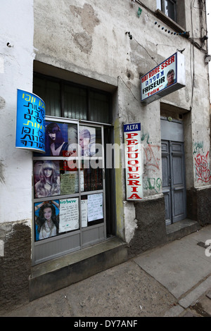 Des signes dans l'Hébreu pour attirer des touristes israéliens sur les coiffeurs, La Paz, Bolivie Banque D'Images