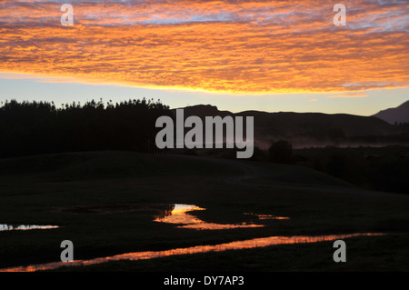 Nuages au lever du soleil, à Manapouri, île du Sud, Nouvelle-Zélande Banque D'Images