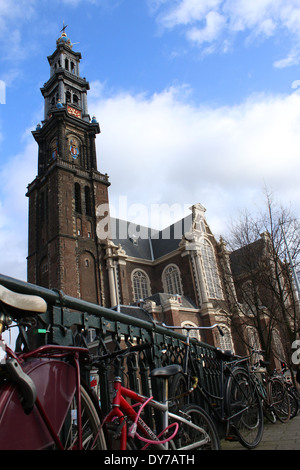 La tour et l'église Westerkerk à Amsterdam avec beaucoup de vélos garés en premier plan Banque D'Images