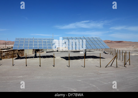 Panneaux solaires pour la production d'électricité dans le désert d'Atacama à côté de l'autoroute panaméricaine / Ruta 5, région de Tarapacá, Chili Banque D'Images