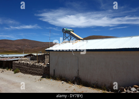 Chauffe-eau solaire sur la toiture du bâtiment dans village de l'altiplano chilien, Région I , Chili Banque D'Images