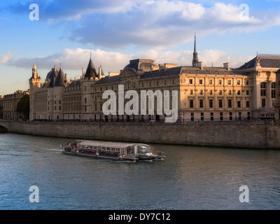 Bateau touristique sur la Seine passe la Conciergerie, Paris Banque D'Images