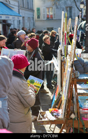 PARIS, FRANCE - Le 6 mars 2011 : les peintres de vendre leur travail sur la célèbre Place du Tertre à Montmartre, Paris, France. Banque D'Images