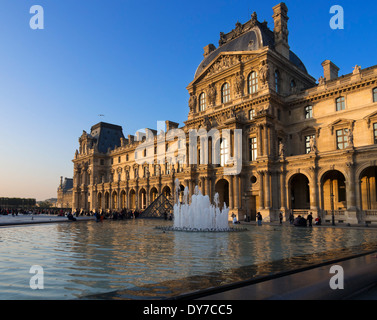 Pavillon Louvre de Richelieu et de l'eau caractéristiques de la Cour Napoléon Banque D'Images