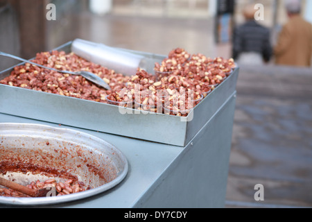 Les arachides grillées au miel en poste du Pont de Londres. Puesto de manís garrapiñado en Londres Banque D'Images