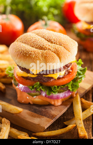 Fromage boeuf Hamburger avec laitue tomate et oignons Banque D'Images