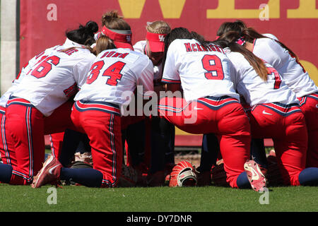 Houston, Texas, USA. 8Th apr 2014. 08 avril 2014 : l'équipe de softball Cougar Houston ensemble conciliabules avant le match NCAA entre Houston et stade de softball de Cougar Baylor à Houston, TX. © csm/Alamy Live News Banque D'Images