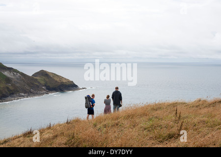 Un groupe profitez d'une promenade sur Penkenna au-dessus de la mer à Crackington Haven à Cornwall Banque D'Images