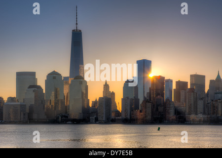 Le soleil se lève à côté de 4 World Trade Center, la Tour de la Liberté (1 WTC) se dresse à proximité de la ville de New York. Banque D'Images