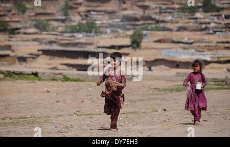 Islamabad, Pakistan. 8 avril, 2014. Enfants réfugiés afghans font leur chemin du retour dans le bidonville d'Islamabad le 8 avril 2014. Selon l'Organisation des Nations Unies pour les réfugiés, le HCR, il y a environ 2,6 millions d'Afghans au Pakistan, dont la plupart vivent ici depuis le début des années 1980 lorsque l'ancien Union soviétique a envahi leur pays. Avec peu d'occasions de faire leur vie au Pakistan, ils veulent retourner chez eux mais seulement après la paix est rétablie en Afghanistan. Credit : PACIFIC PRESS/Alamy Live News Banque D'Images