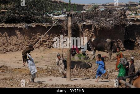 Islamabad, Pakistan. 8 avril, 2014. Enfants réfugiés afghans profitez d'un trajet sur une balançoire dans le bidonville d'Islamabad le 8 avril 2014. Selon l'Organisation des Nations Unies pour les réfugiés, le HCR, il y a environ 2,6 millions d'Afghans au Pakistan, dont la plupart vivent ici depuis le début des années 1980 lorsque l'ancien Union soviétique a envahi leur pays. Avec peu d'occasions de faire leur vie au Pakistan, ils veulent retourner chez eux mais seulement après la paix est rétablie en Afghanistan. Credit : PACIFIC PRESS/Alamy Live News Banque D'Images