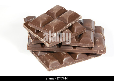Dalle cassée empilés carrés de chocolat noir Banque D'Images