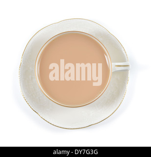 Thé au lait dans la tasse de porcelaine antique isolé sur fond blanc. Tasse et soucoupe en porcelaine délicate avec des structures de secours. Banque D'Images