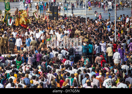Les foules se rassemblent pendant la Chithirai Thiruvizha fête hindoue, Madurai, Inde Banque D'Images