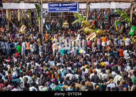 Les foules se rassemblent pendant la Chithirai Thiruvizha fête hindoue, Madurai, Inde Banque D'Images