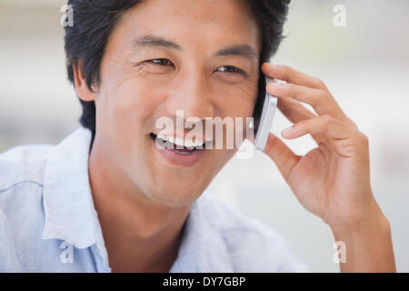 Homme heureux sur un appel téléphonique Banque D'Images