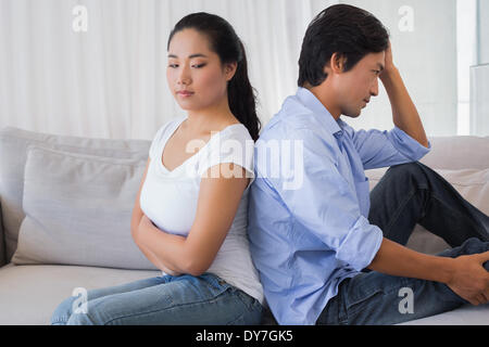 Couple ne parle pas après un différend sur le canapé Banque D'Images