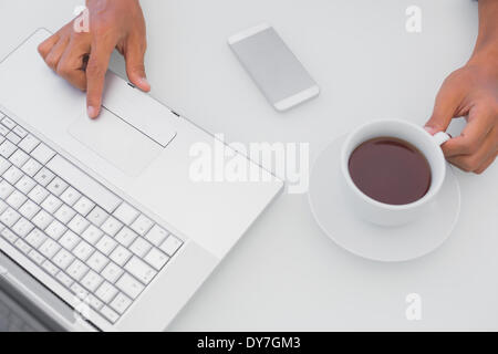 Le café de l'homme et à l'aide d'ordinateur portable Banque D'Images