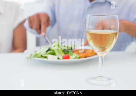 Verre de vin blanc sur une table Banque D'Images