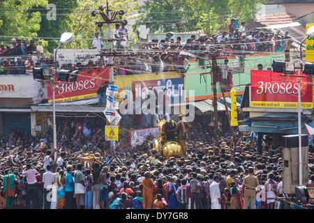 Les foules se rassemblent pendant la Chithirai Thiruvizha fête hindoue, Madurai, Inde Banque D'Images