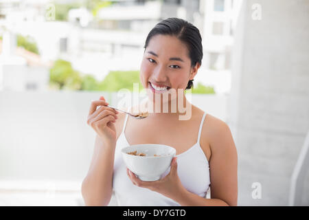 Happy woman eating bol de céréales Banque D'Images