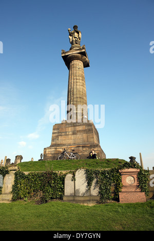 Statue de John Knox en haut d'un 58 pieds (17.78m) Colonne de grès dans la nécropole Glasgow Banque D'Images