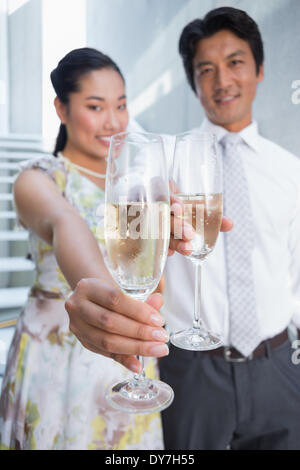 Heureux couple habillé pour une date ayant champagne Banque D'Images