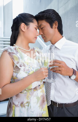 Heureux couple habillé pour une date ayant champagne Banque D'Images