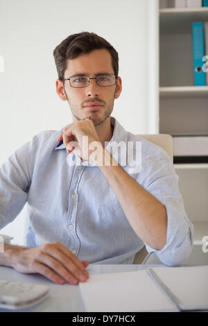 Businessman thinking at his desk Banque D'Images