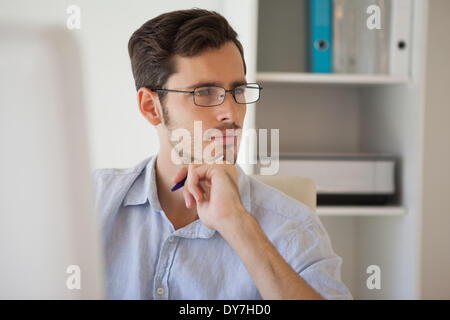 Businessman thinking at his desk Banque D'Images